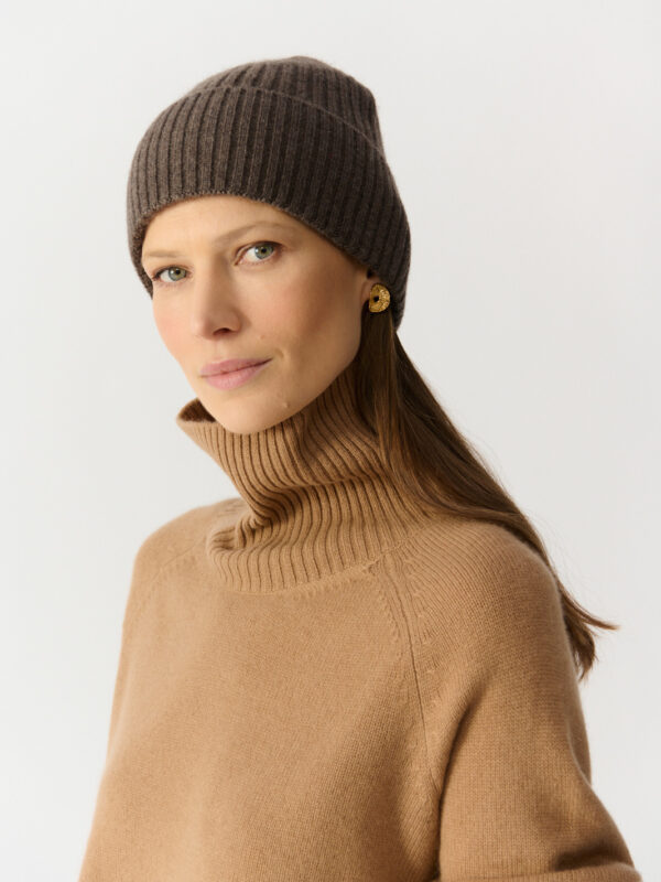 cashmere ribbed beanie in dark taupe