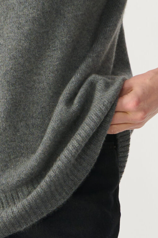 kaszmirowy sweter z dekoltem w serek kolor ciemnoszary