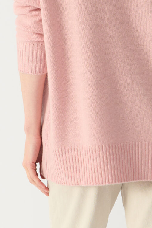 kaszmirowy sweter z dekoltem w serek kolor pudrowy róż