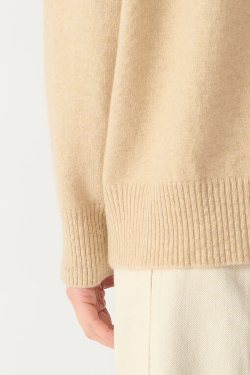 kaszmirowy sweter z okrągłym dekoltem w kolorze beżowym