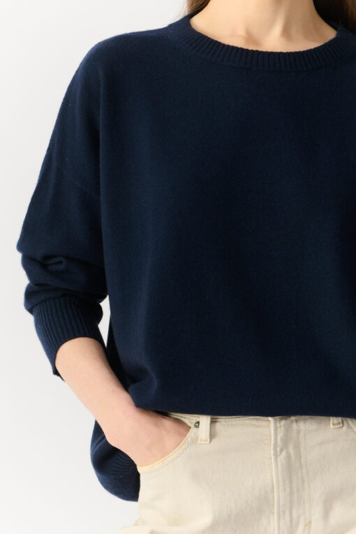 Cashmere sweater with round neckline in navy blue color