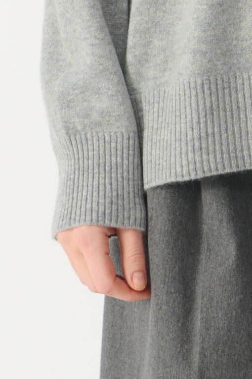 kaszmirowy sweter z okrągłym dekoltem w kolorze jasnoszarym