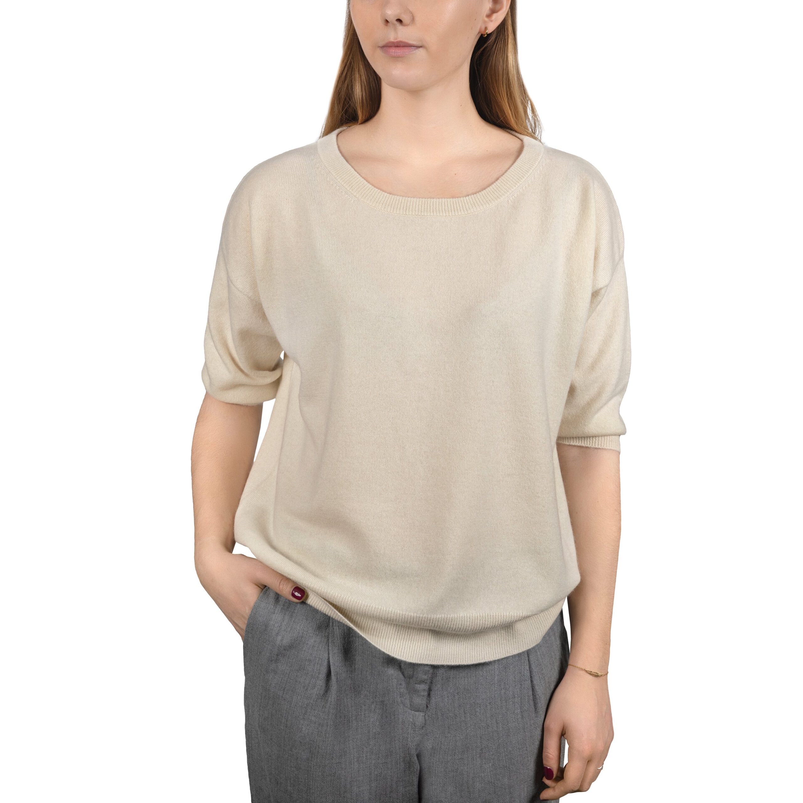 Kaszmirowy sweter z krótkim rękawem w kolorze kremowym na modelce od przodu