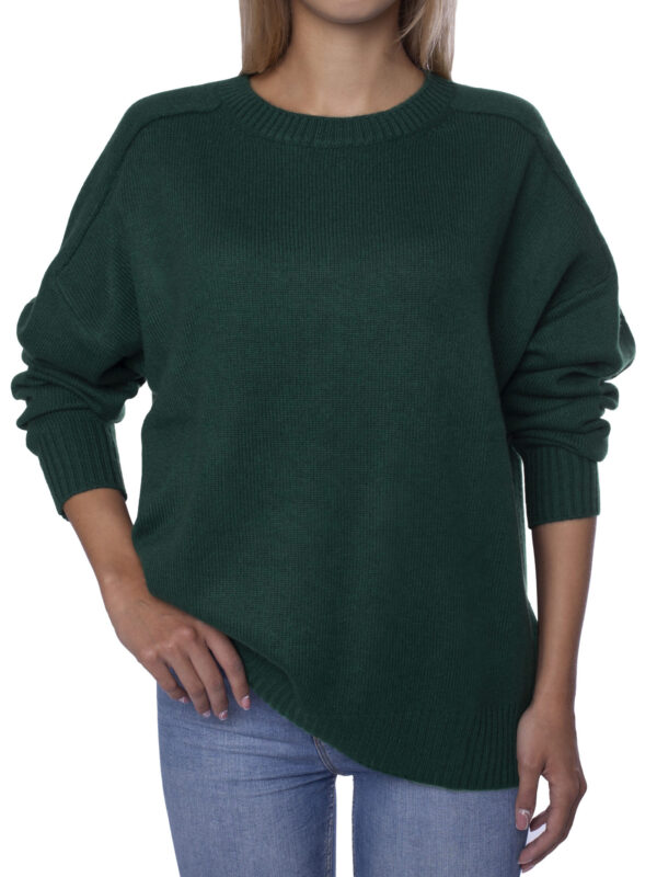 Sweter o raglanowym kroju w kolorze zielonym od przodu