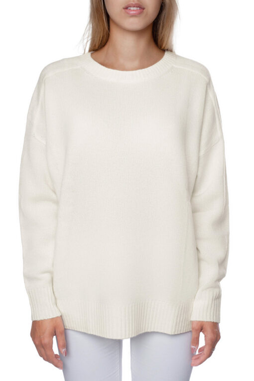Sweter o raglanowym kroju w kolorze kremowym od przodu