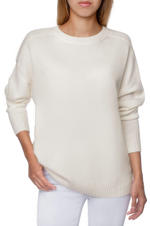 Sweter o raglanowym kroju w kolorze kremowym od przodu