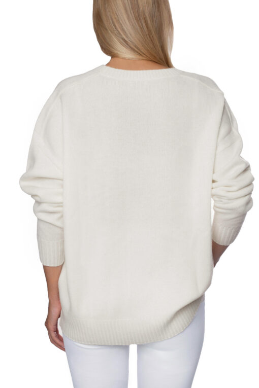 Sweter o raglanowym kroju w kolorze kremowym od tyłu