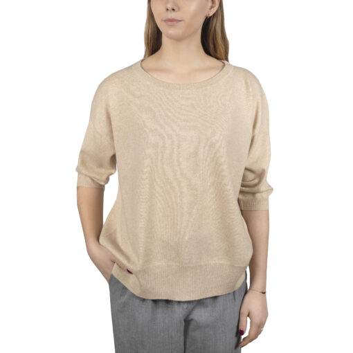 Kaszmirowy sweter z krótkim rękawem na modelce w kolorze beżowym