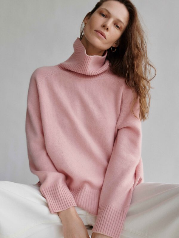 Kaszmirowy sweter z golfem pudrowy róż