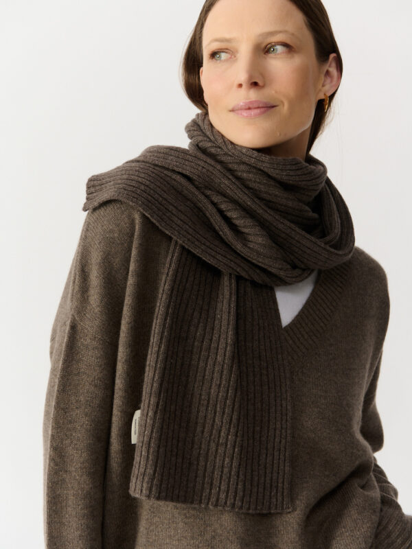 cashmere unisex scarf in dark taupe