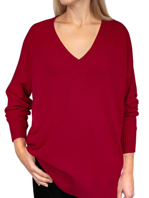Sweter z dekoltem w serek i długim rękawem w kolorze rubinowej czerwieni