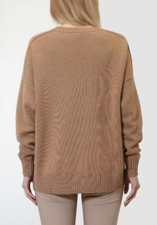 Kaszmirowy sweter z raglanem w kolorze camel na modelce od tyłu