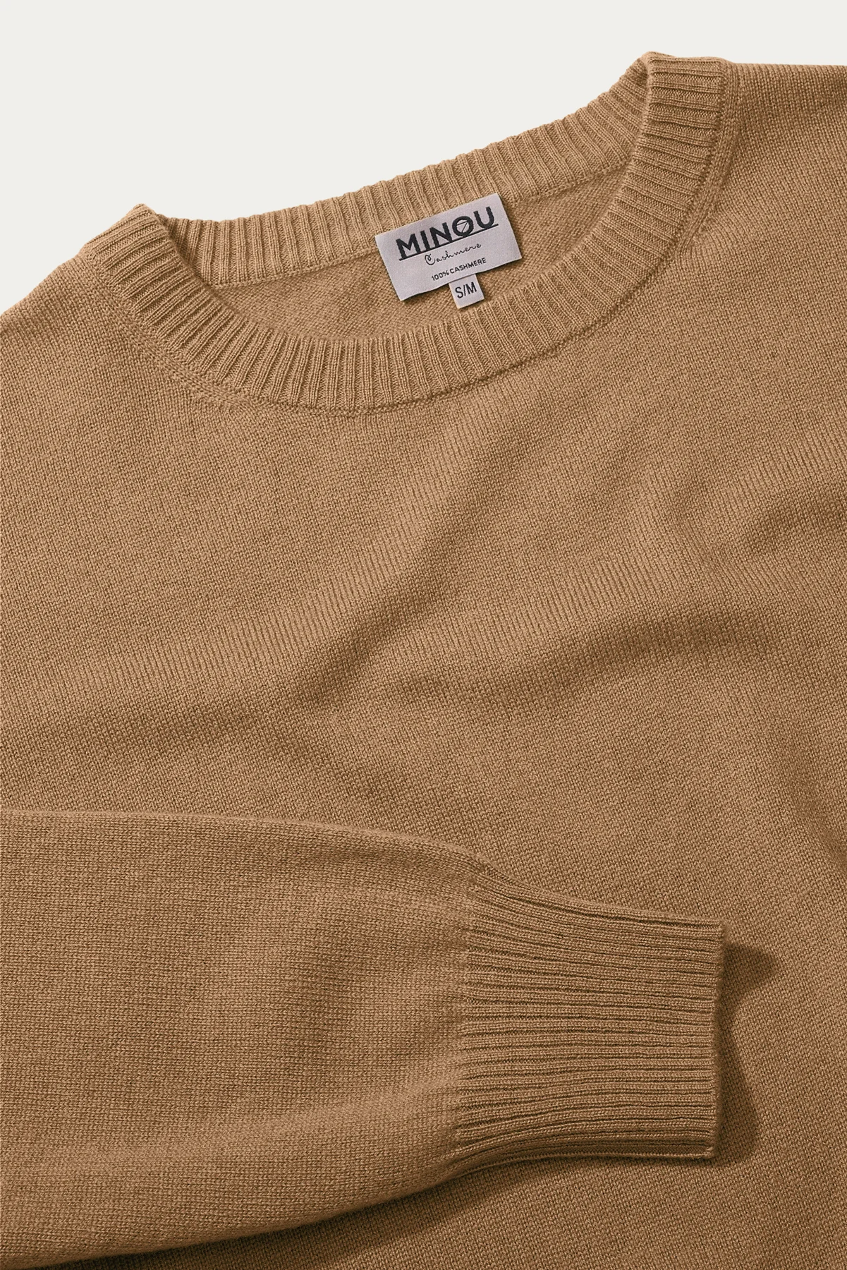 kaszmirowy sweter z okrągłym dekoltem w kolorze camel