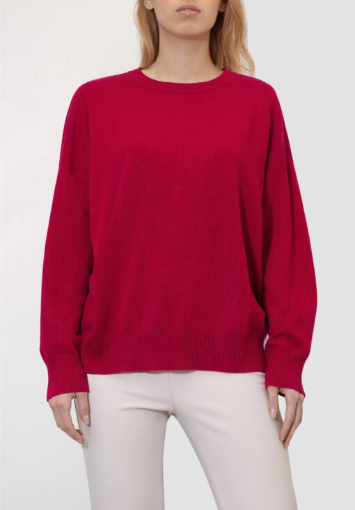 Sweter z okrągłym dekoltem w kolorze rubinowym na modelce od przodu