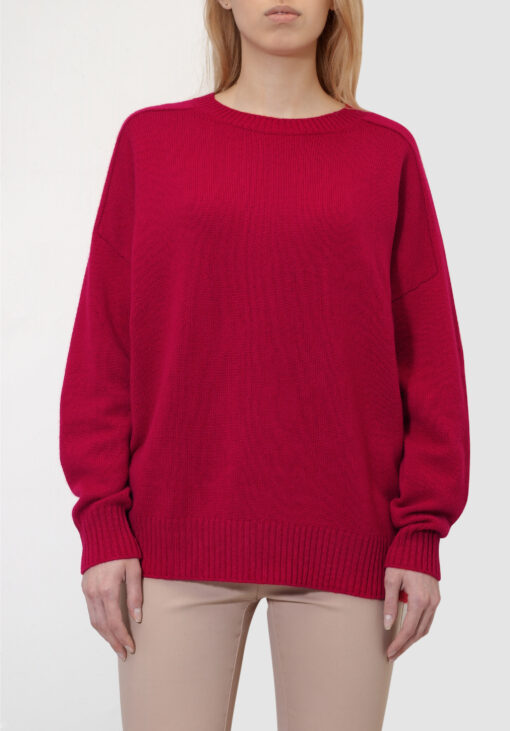 Kaszmirowy sweter z raglanem w kolorze rubin na modelce od przodu