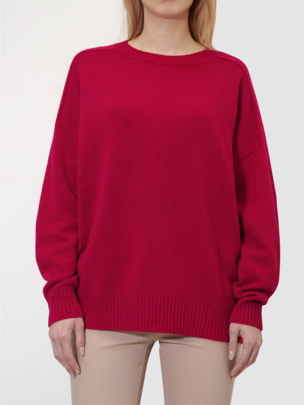 Kaszmirowy sweter z raglanem w kolorze rubin na modelce od przodu