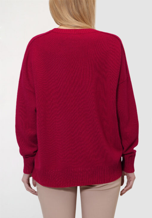 Kaszmirowy sweter z raglanem w kolorze rubin na modelce od tyłu