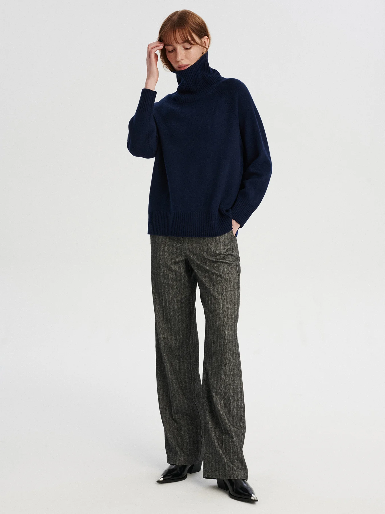 <span class="title-first-word">MINO</span> kaszmirowy golf granat