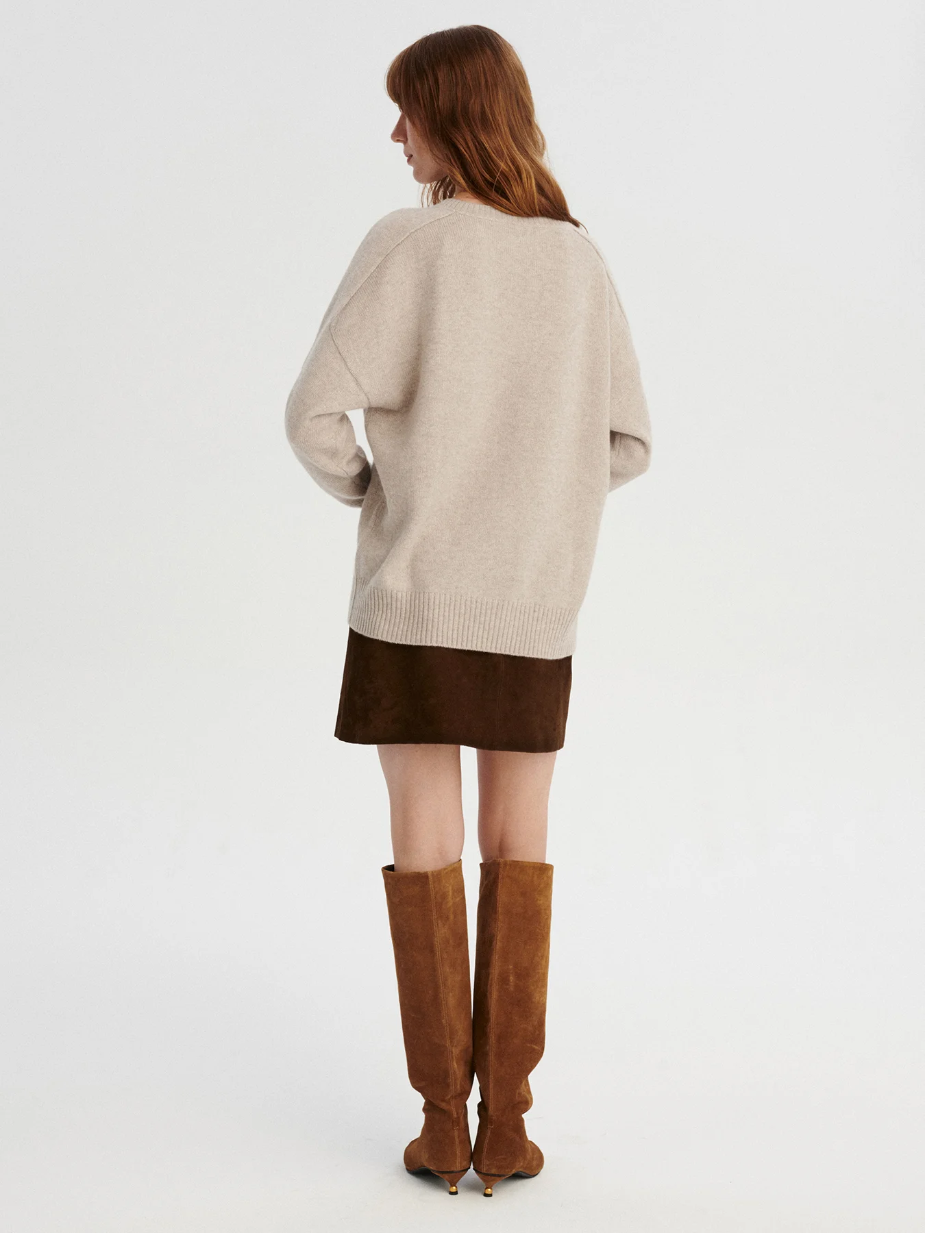 kaszmirowy raglan w kolorze chłodnego beżu