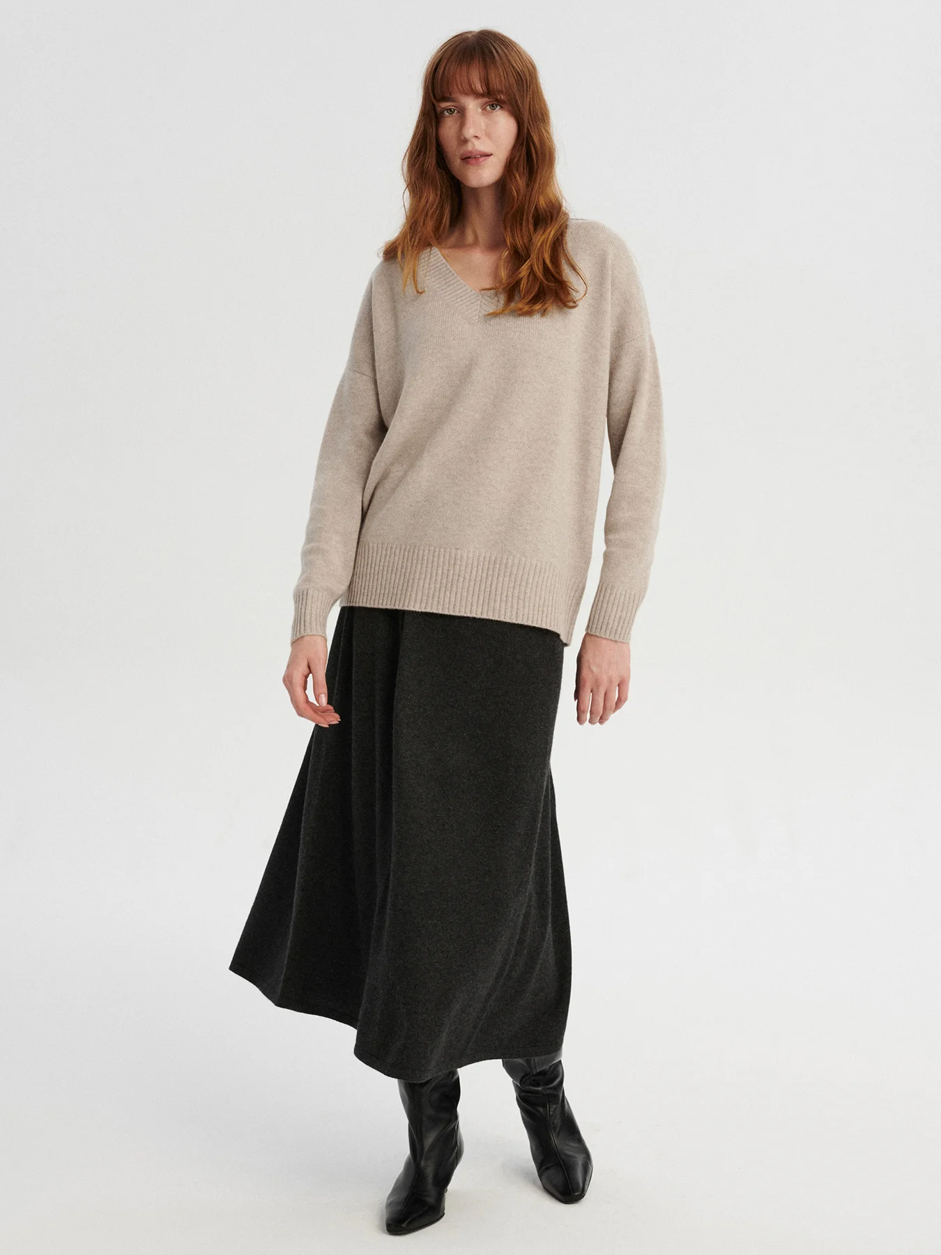 kaszmirowy sweter z dekoltem w serek w kolorze chłodnego beżu