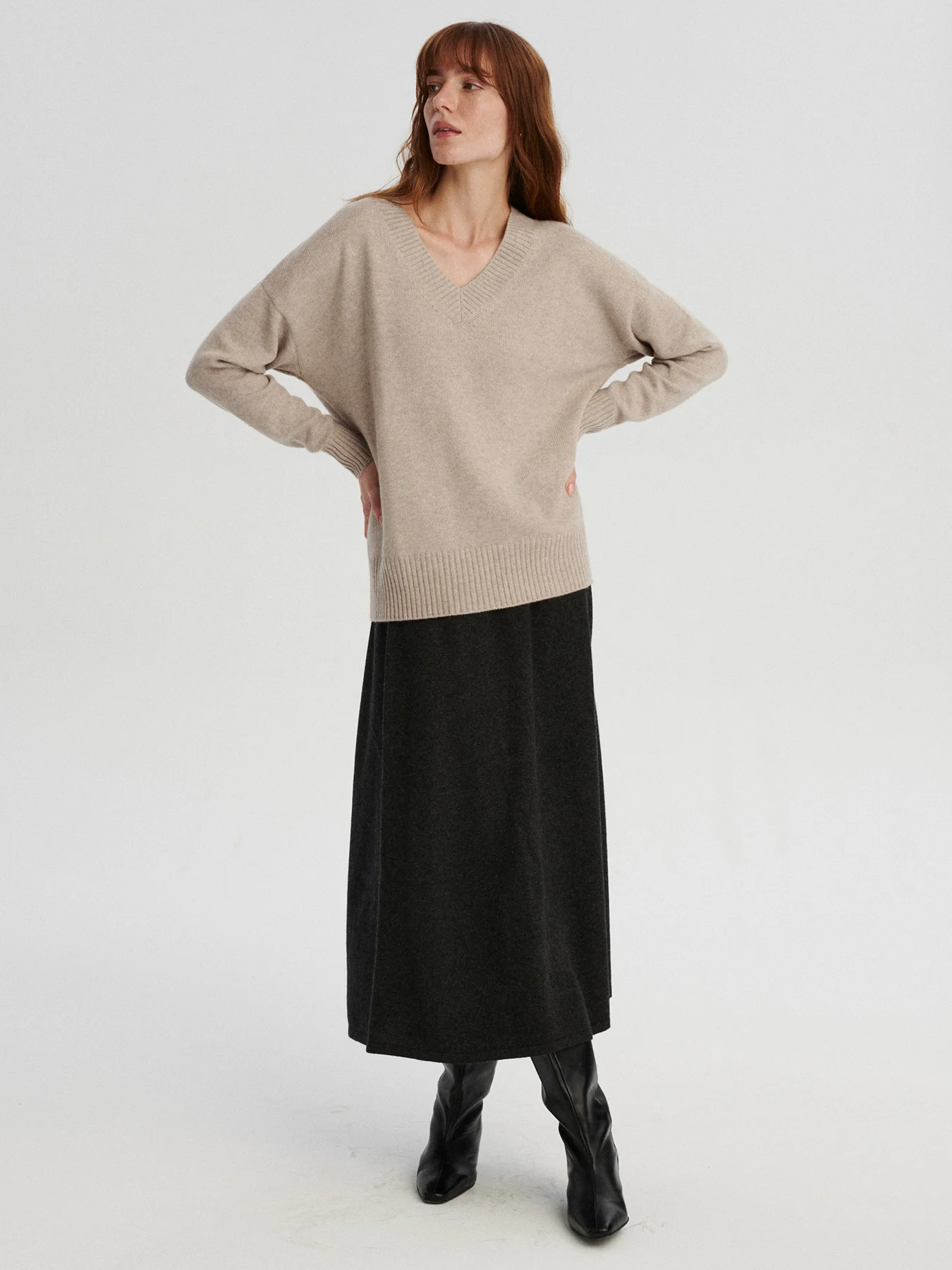 <span class="title-first-word">ELIA</span> kaszmirowy sweter z dekoltem w serek chłodny beż - obrazek 4