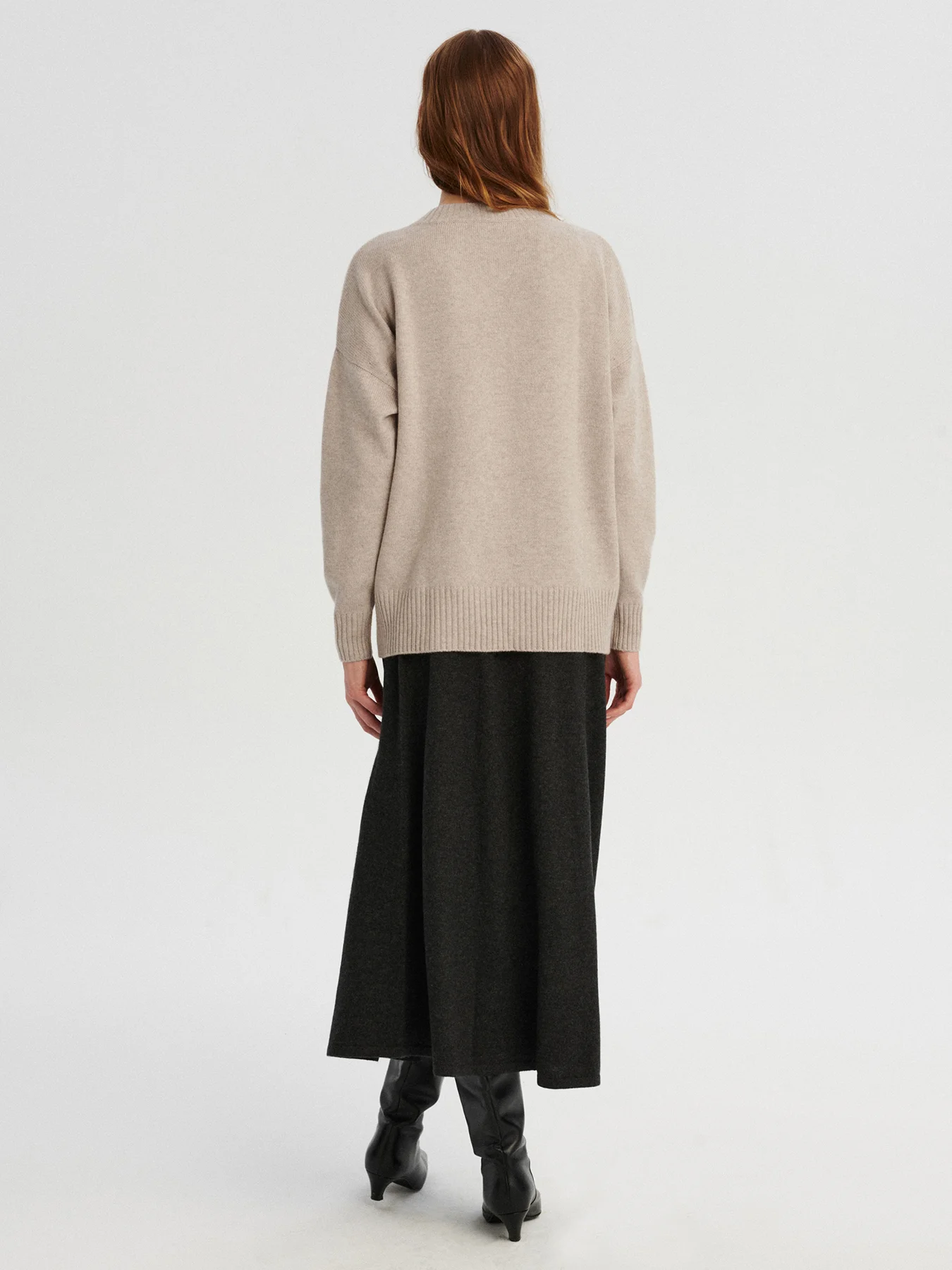 kaszmirowy sweter z dekoltem w serek w kolorze chłodnego beżu