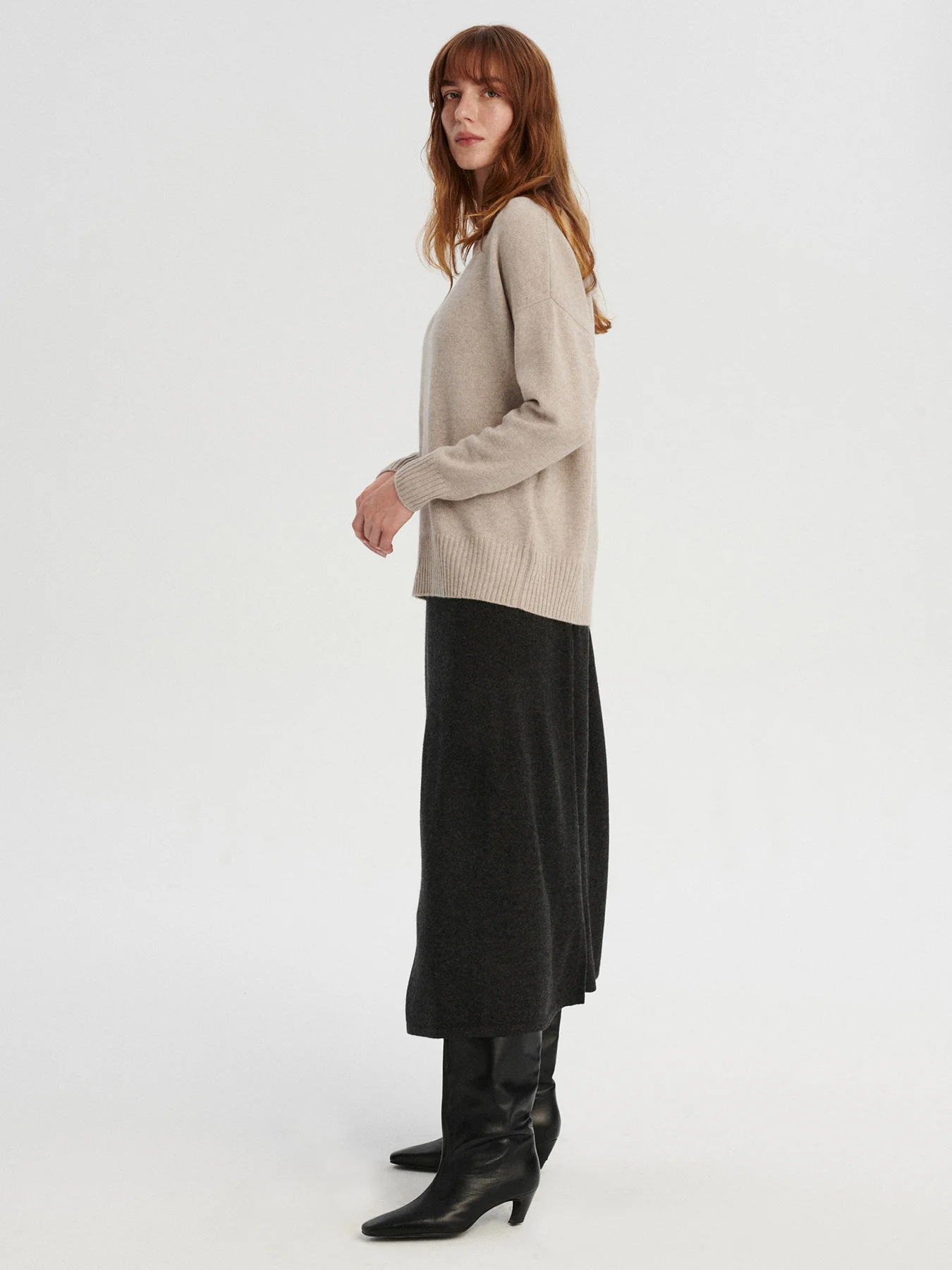 kaszmirowy sweter z dekoltem w serek w kolorze chłodnego beżu