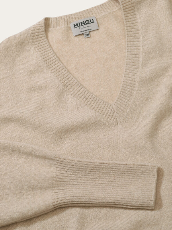 kaszmirowy sweter z dekoltem w serek w kolorze beżowym