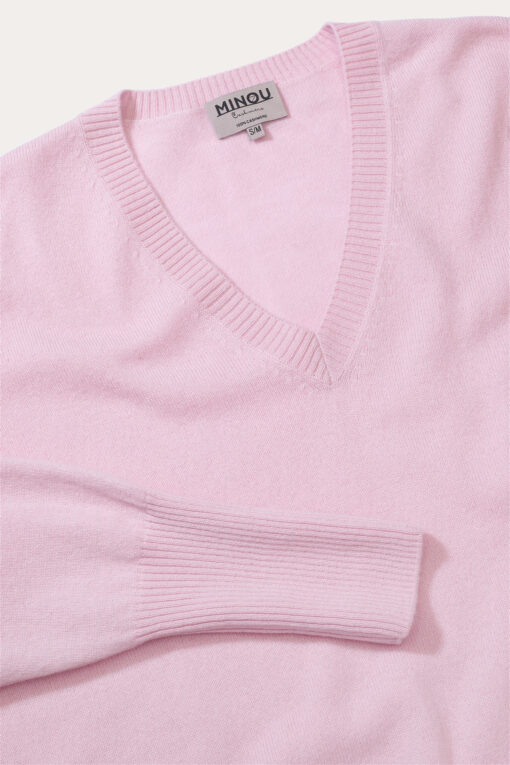 kaszmirowy sweter z dekoltem w serek w kolorze chłodnego różu