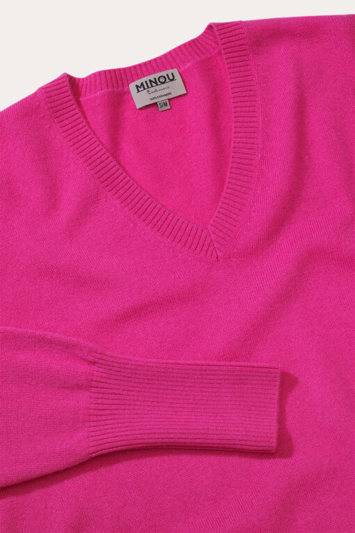 kaszmirowy sweter z dekoltem w serek w kolorze różowym