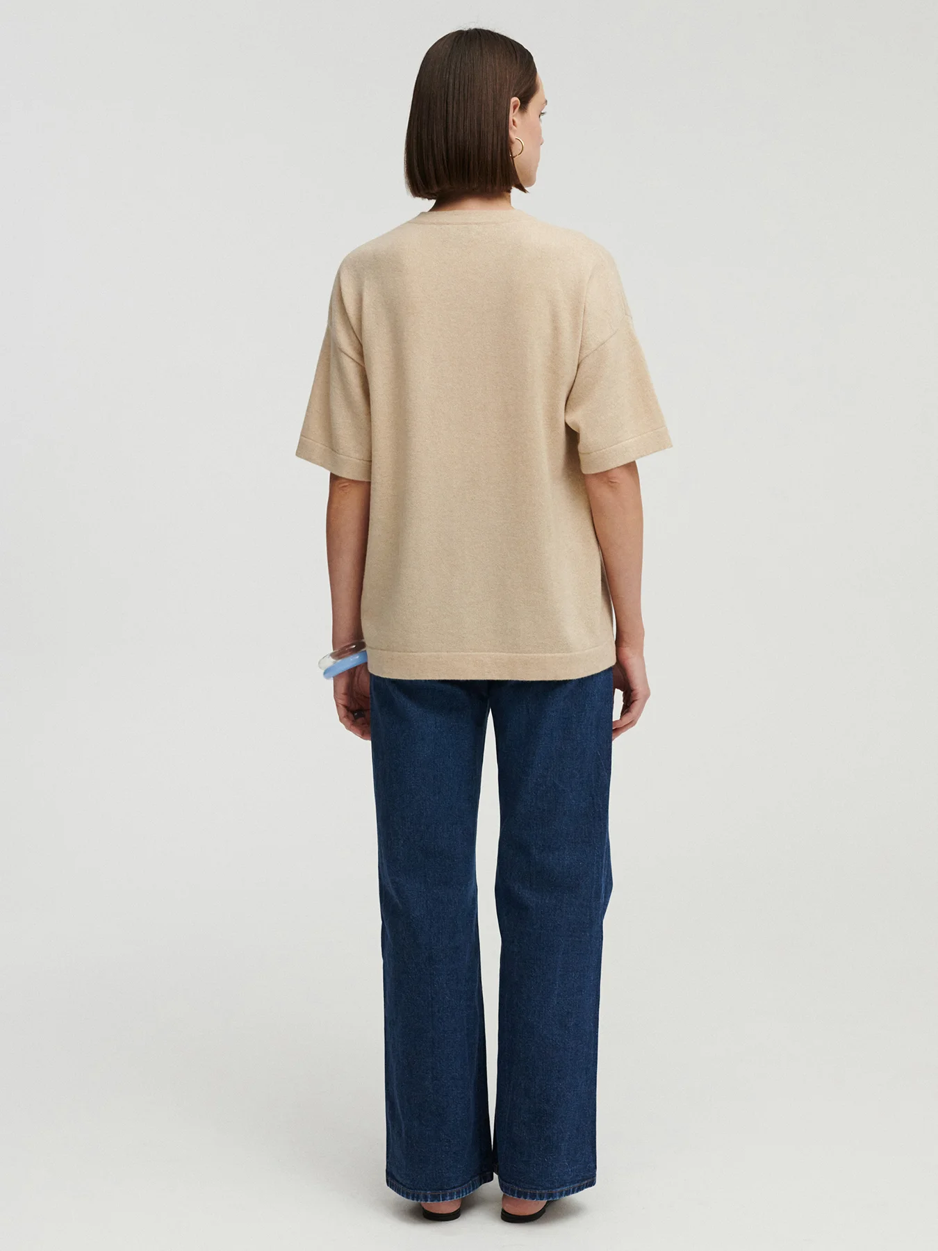 modelka w kaszmirowym t-shircie w kolorze beżowym