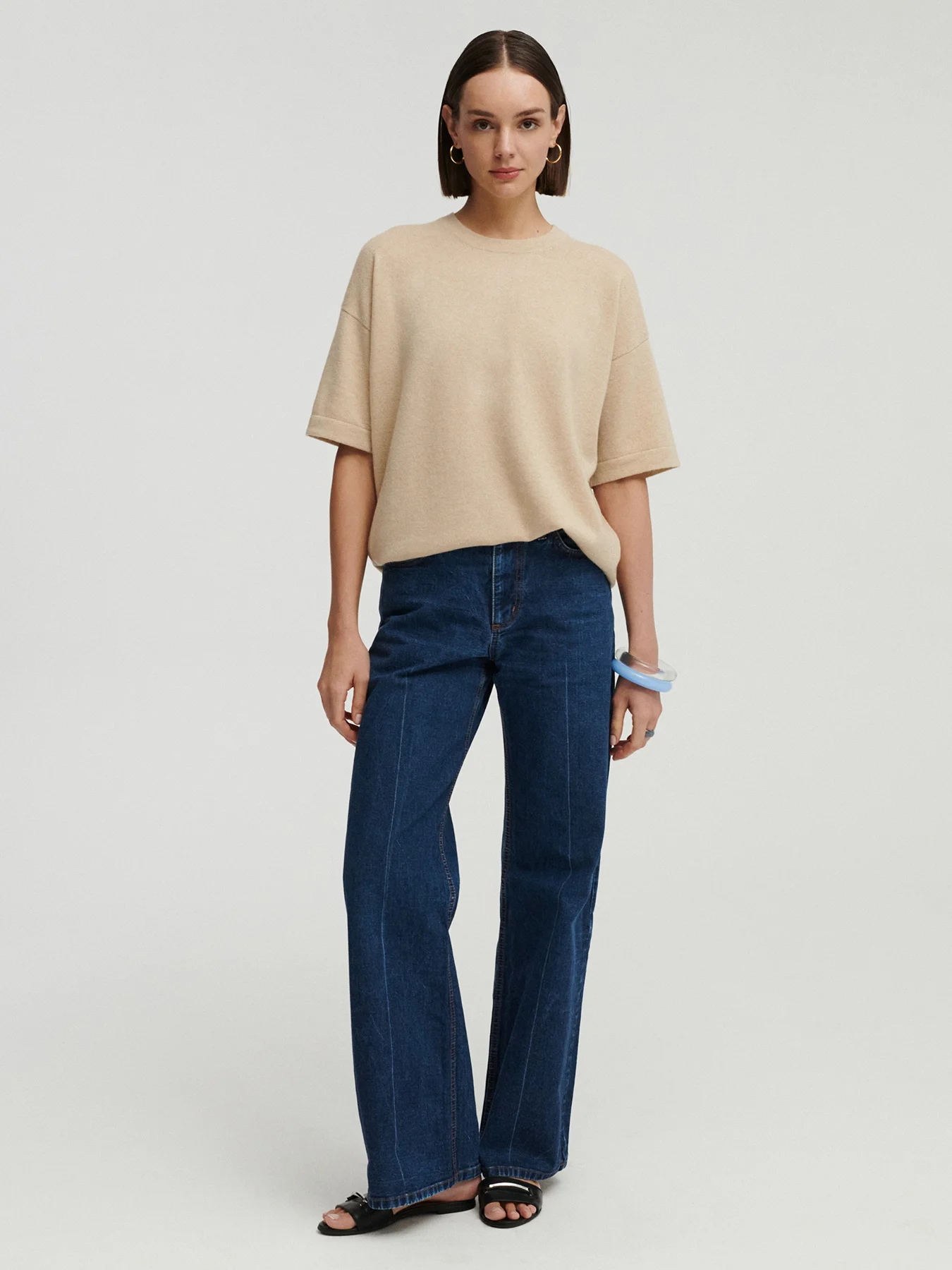 modelka w kaszmirowym t-shircie w kolorze beżowym