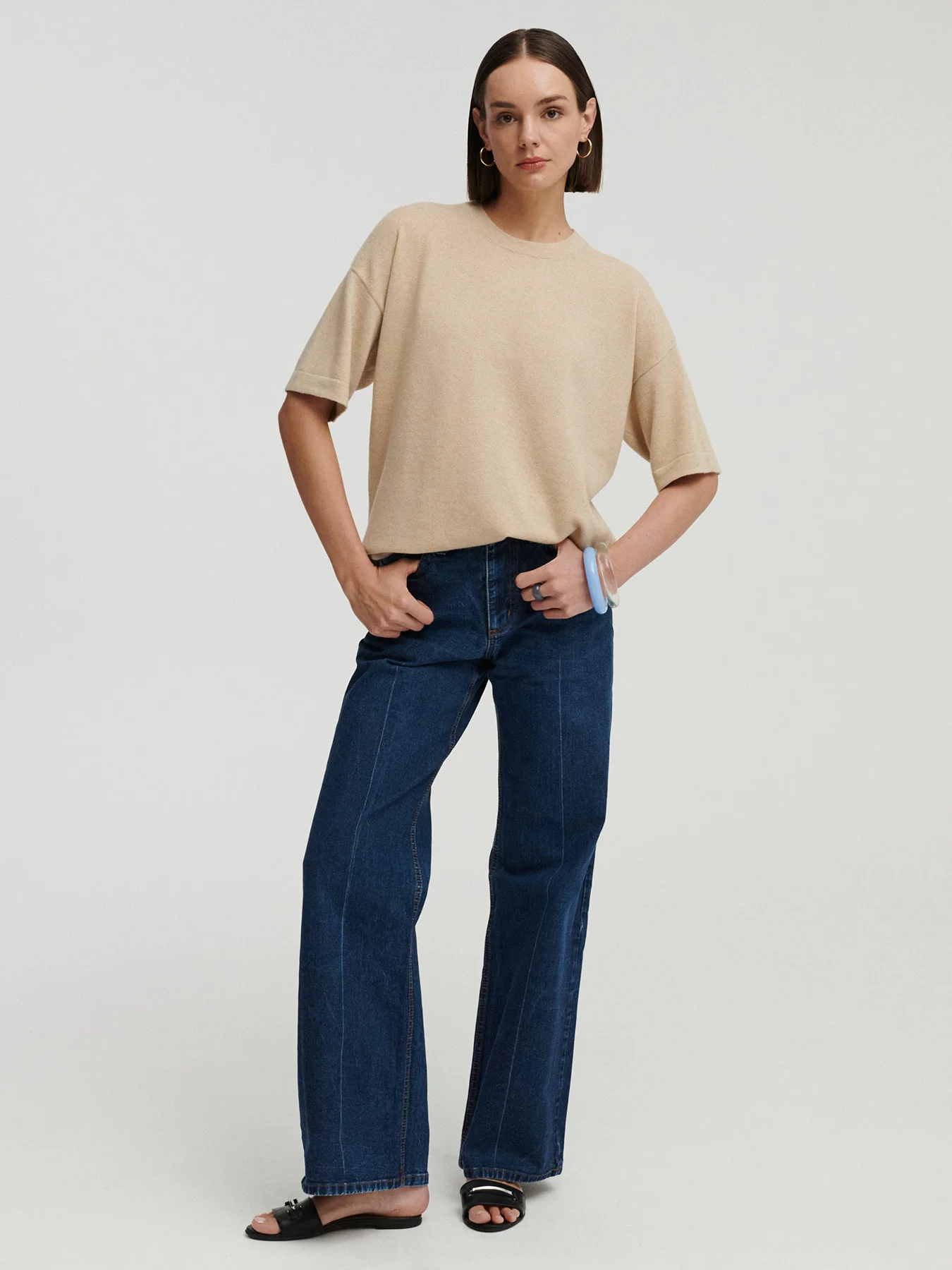 modelka w kaszmirowym t-shircie w kolorze beżowym