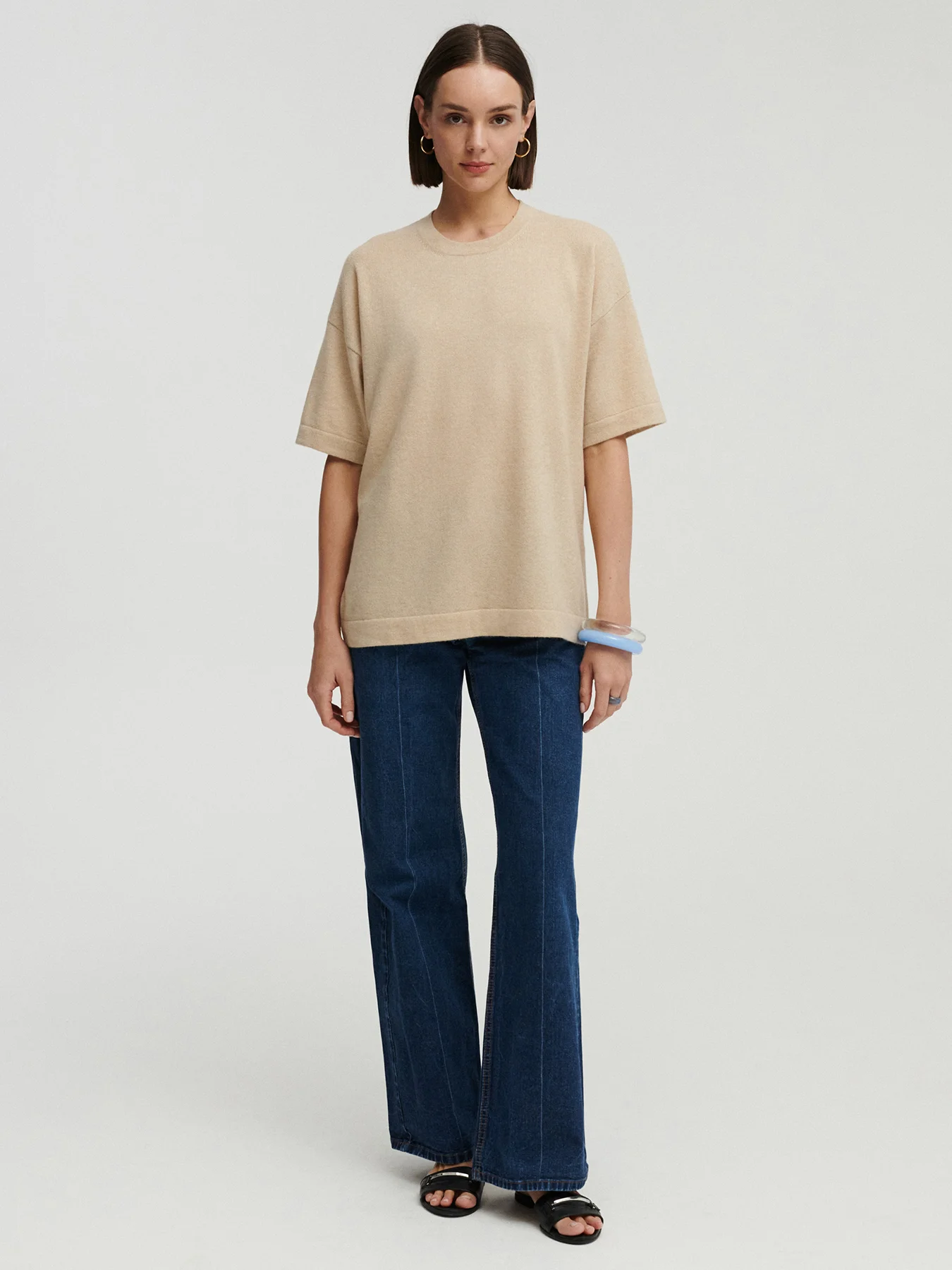 modelka w kaszmirowym t-shircie w kolorze beżowym