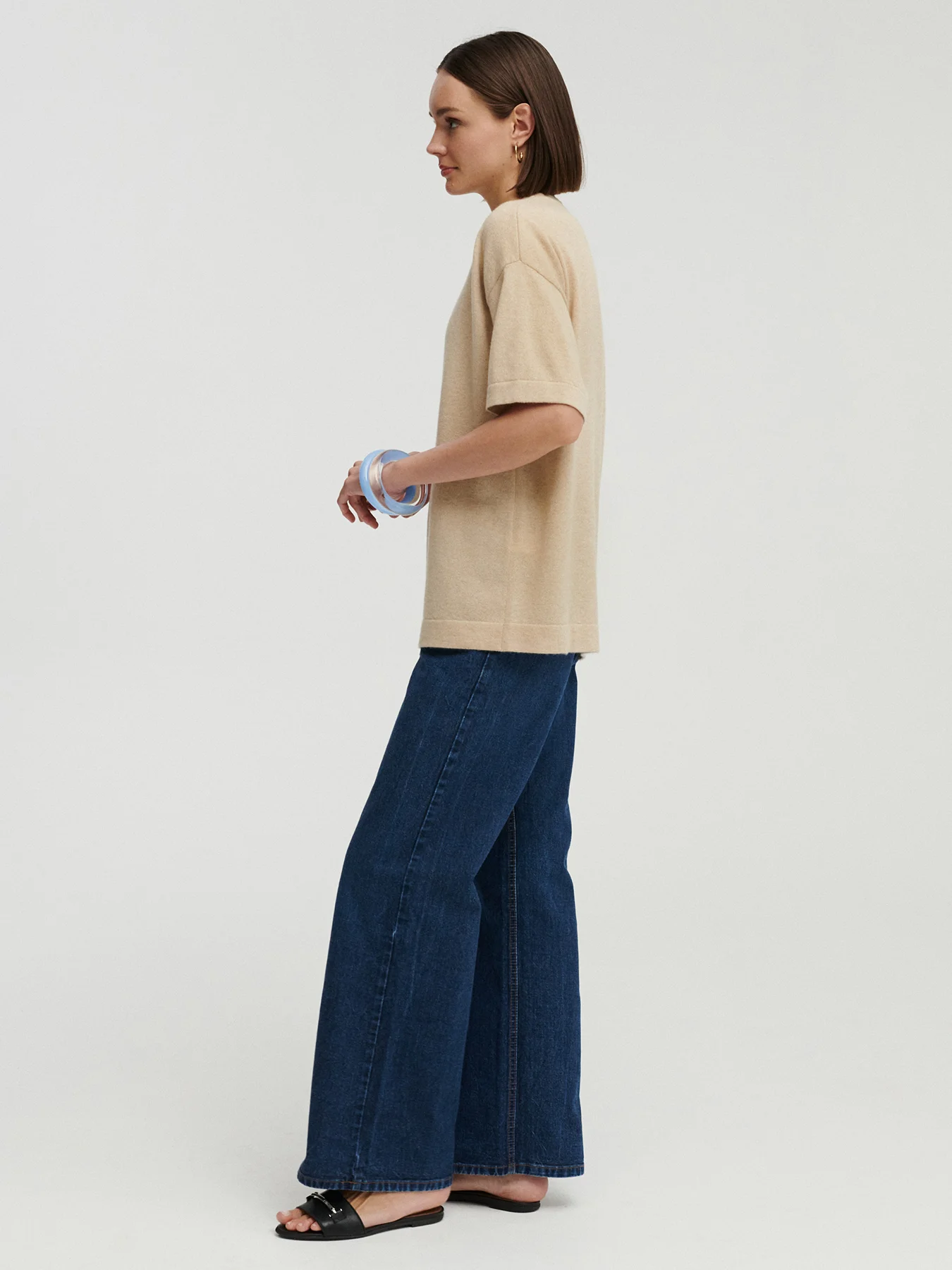 modelka w kaszmirowym t-shircie w kolorze beżowym