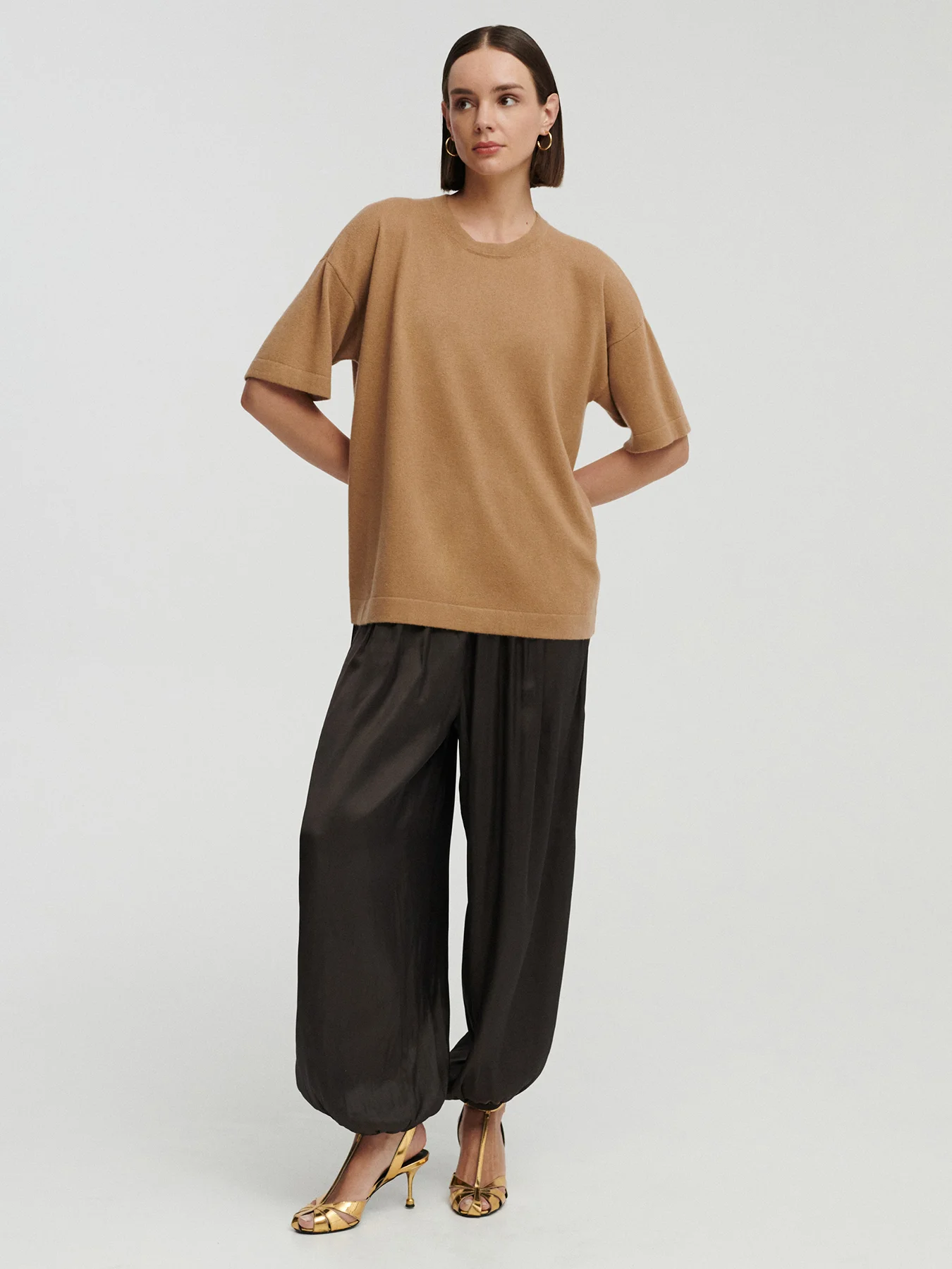 modelka w kaszmirowym t-shircie w kolorze camel