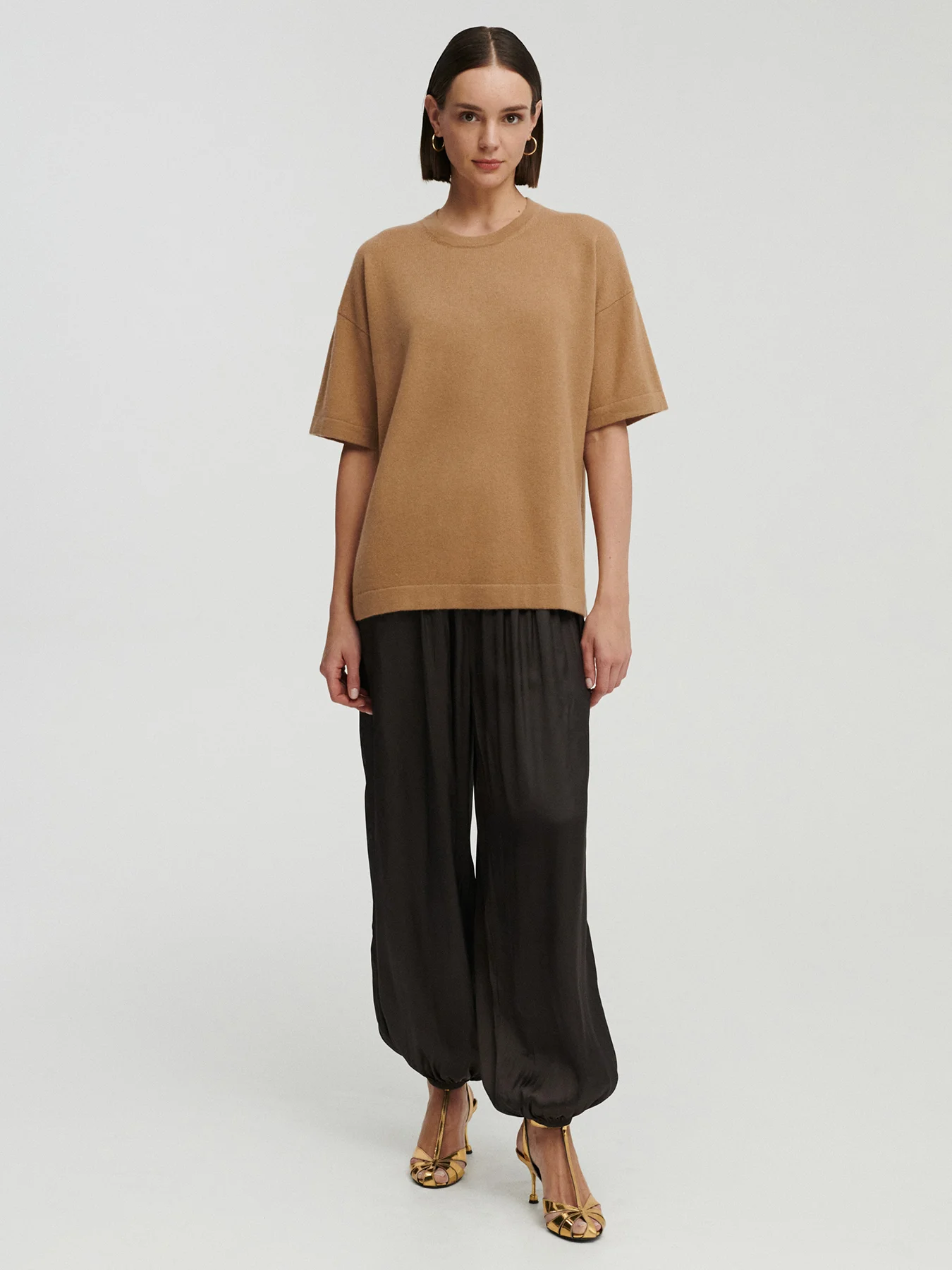 modelka w kaszmirowym t-shircie w kolorze camel