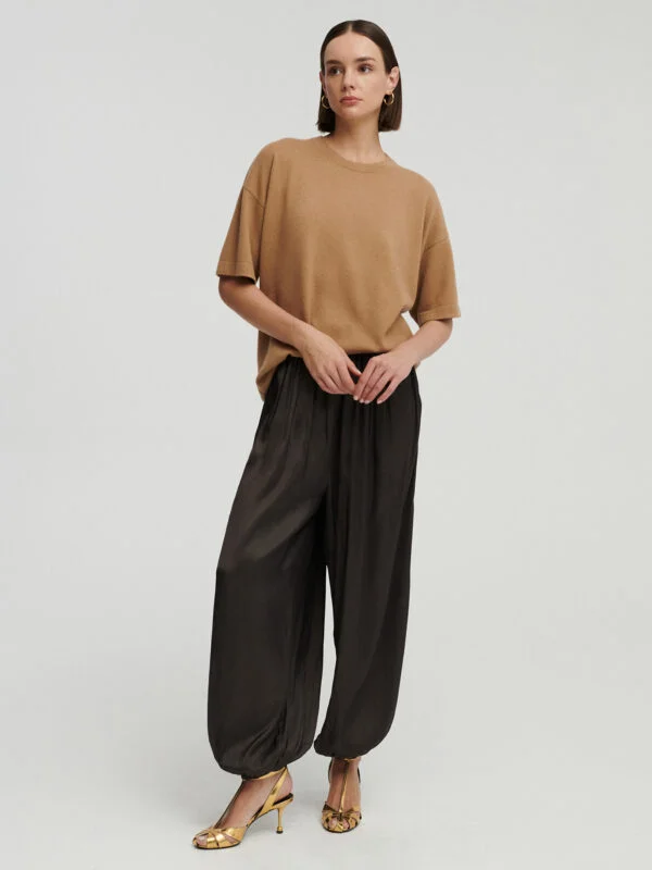 modelka w kaszmirowym t-shircie w kolorze camel