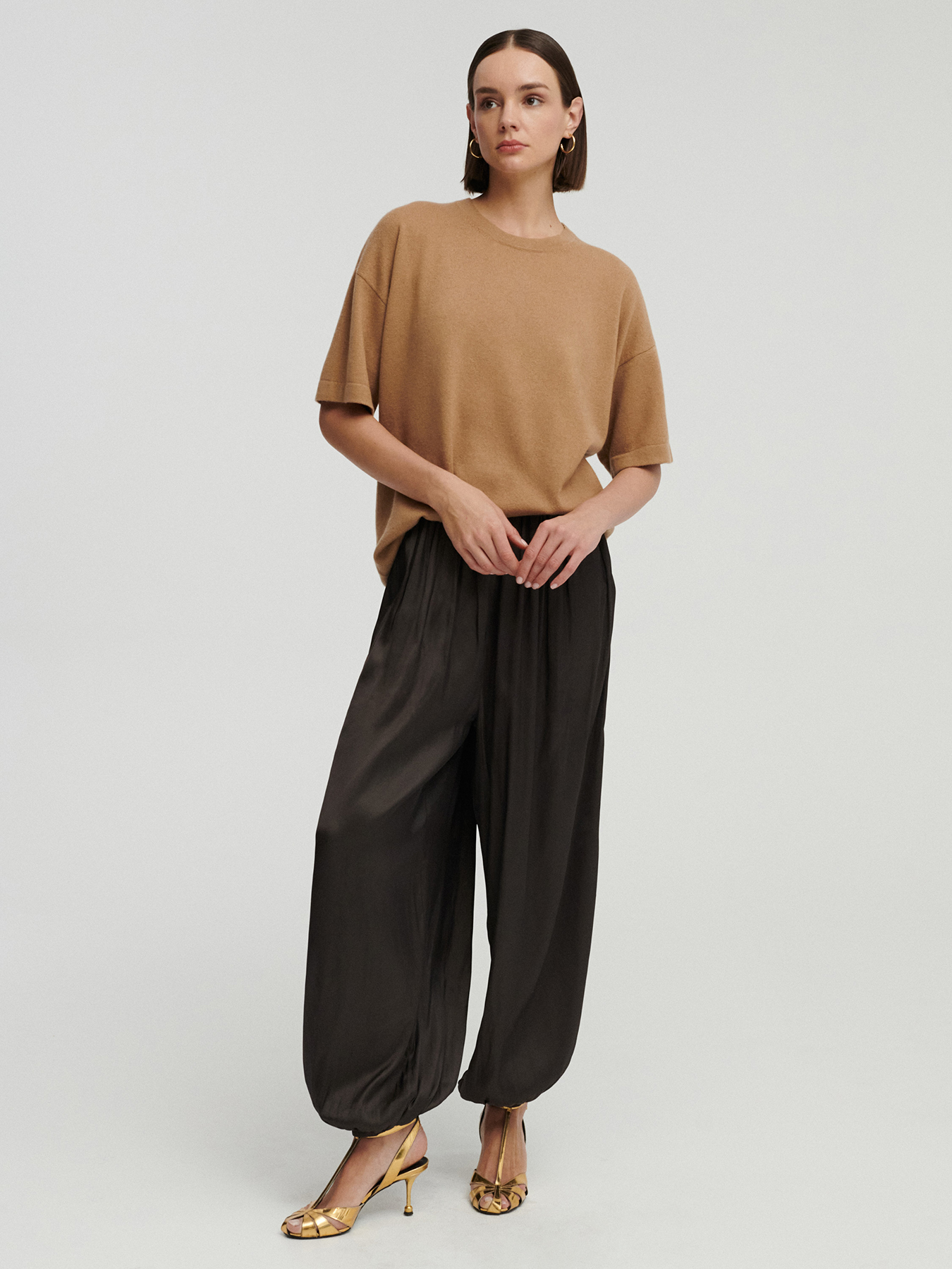 modelka w kaszmirowym t-shircie w kolorze camel