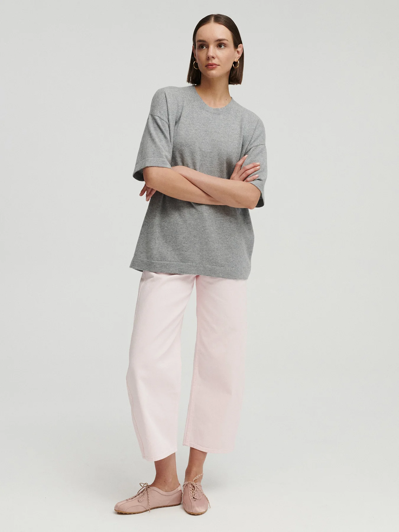modelka w kaszmirowym t-shircie w kolorze jasnoszarym