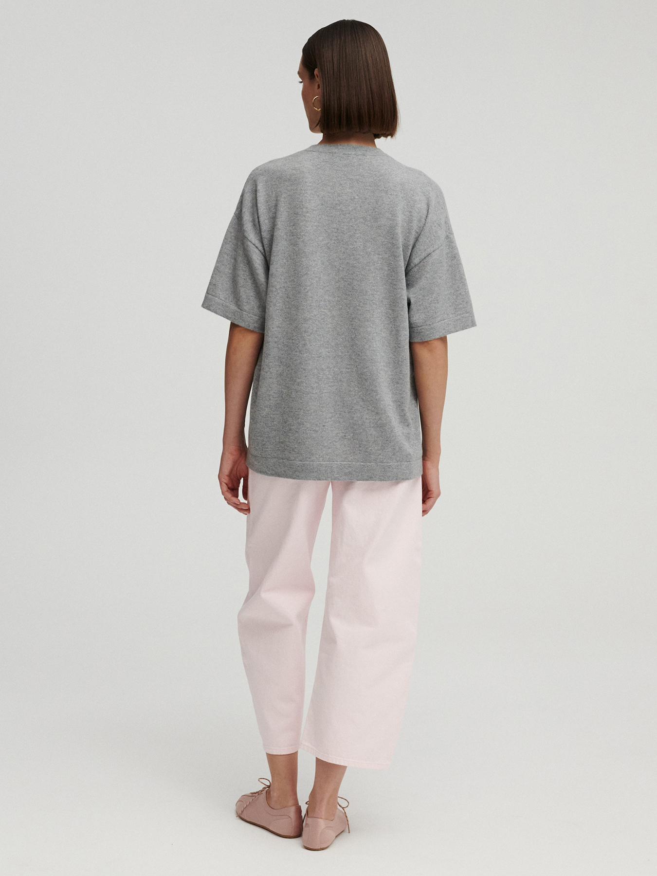 modelka w kaszmirowym t-shircie w kolorze jasnoszarym