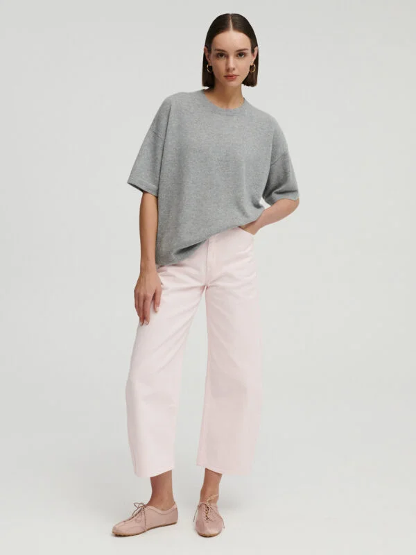 modelka w kaszmirowym t-shircie w kolorze jasnoszarym