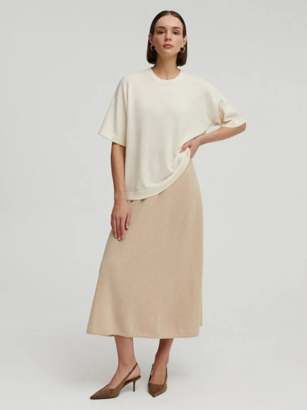 modelka w kaszmirowym t-shircie w kolorze kremowym