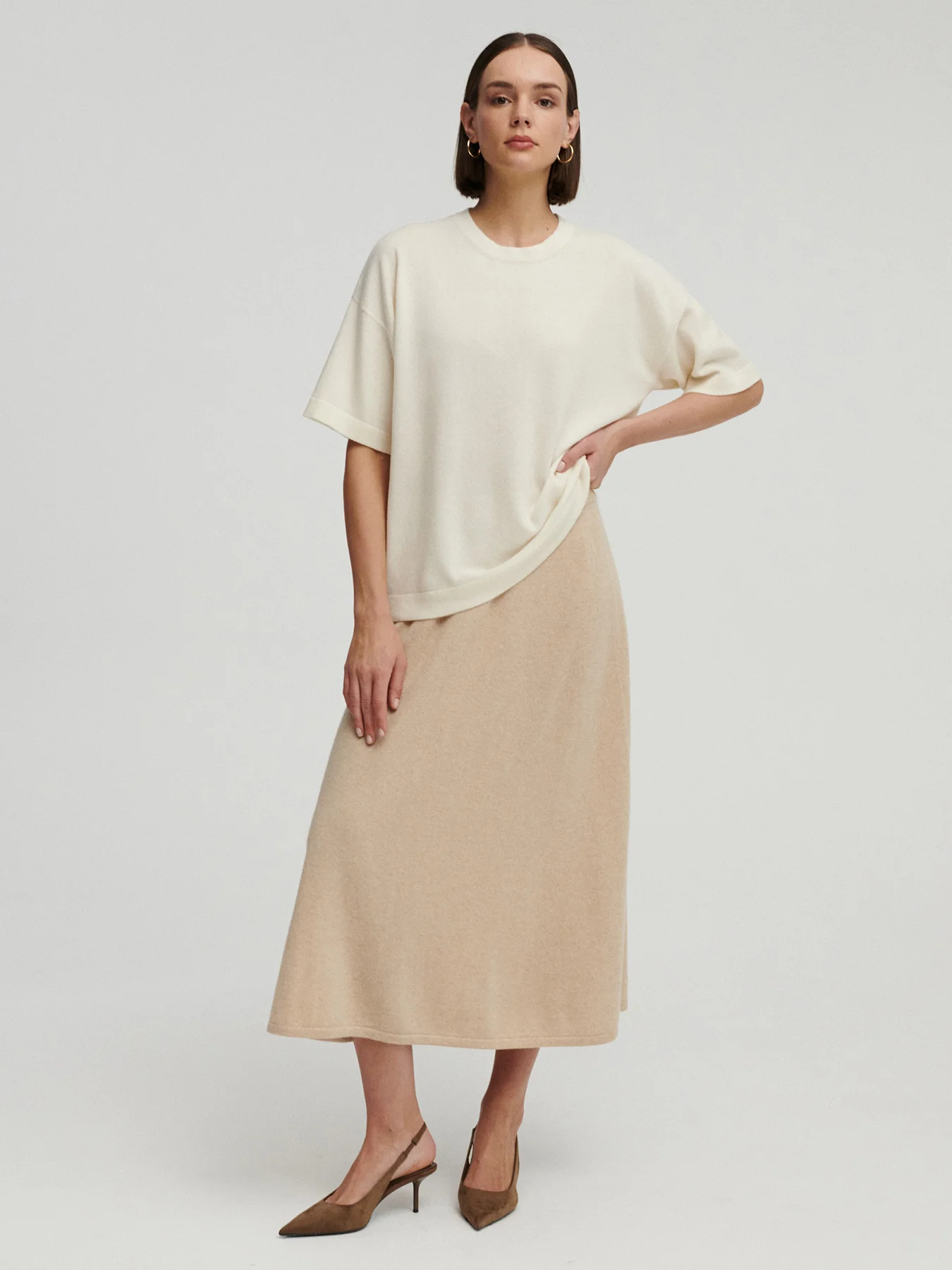 modelka w kaszmirowym t-shircie w kolorze kremowym