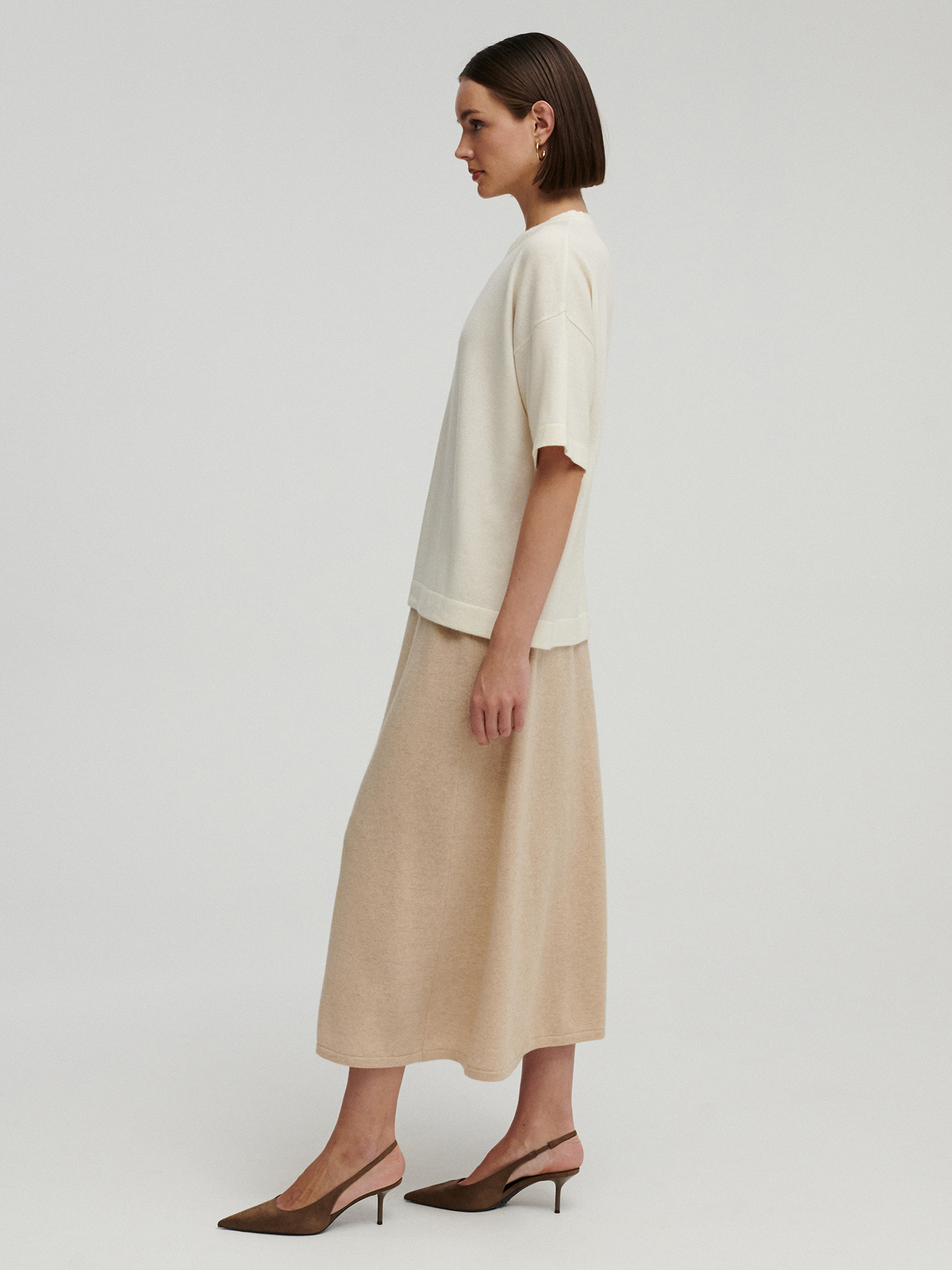 modelka w kaszmirowym t-shircie w kolorze kremowym