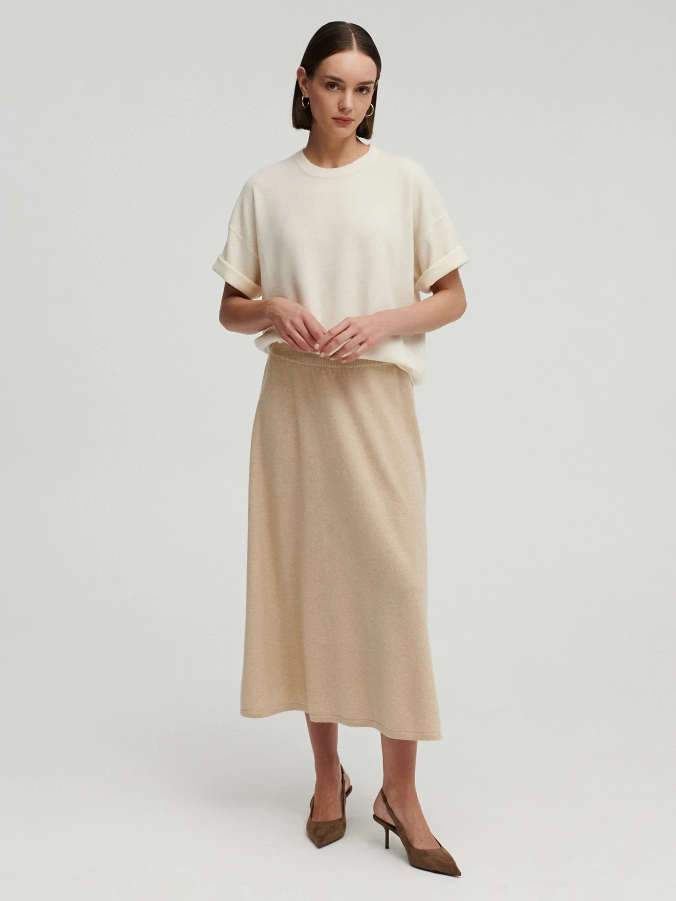 modelka w kaszmirowym t-shircie w kolorze kremowym