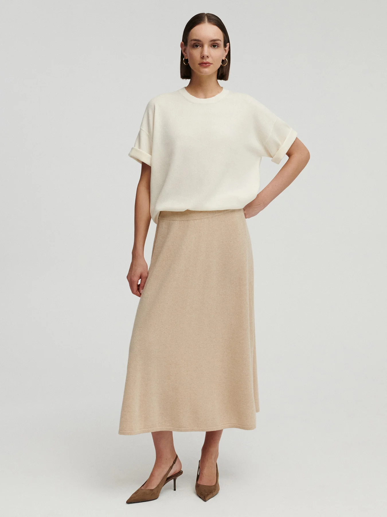modelka w kaszmirowym t-shircie w kolorze kremowym