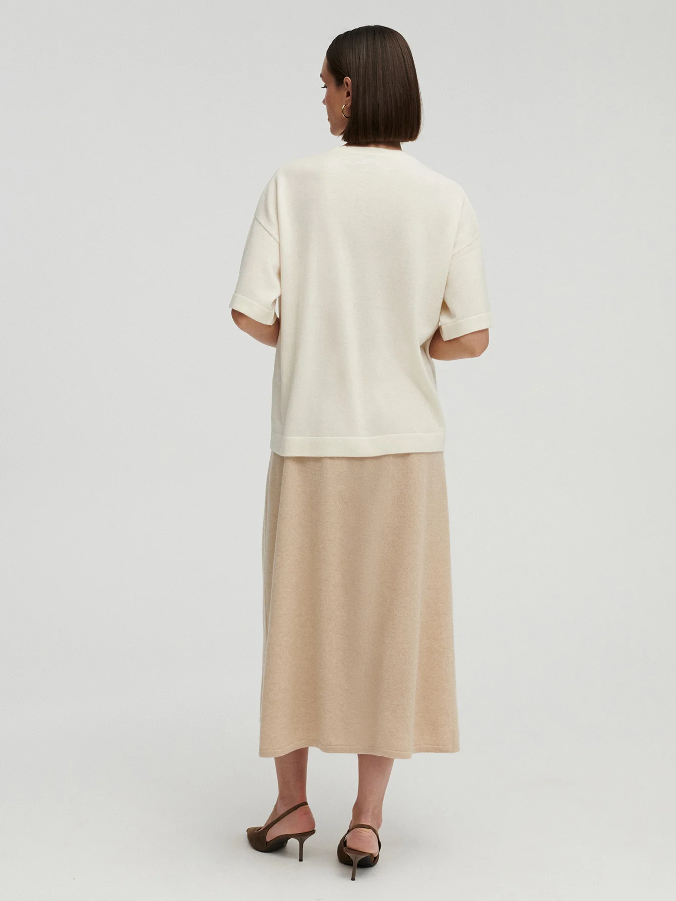 modelka w kaszmirowym t-shircie w kolorze kremowym