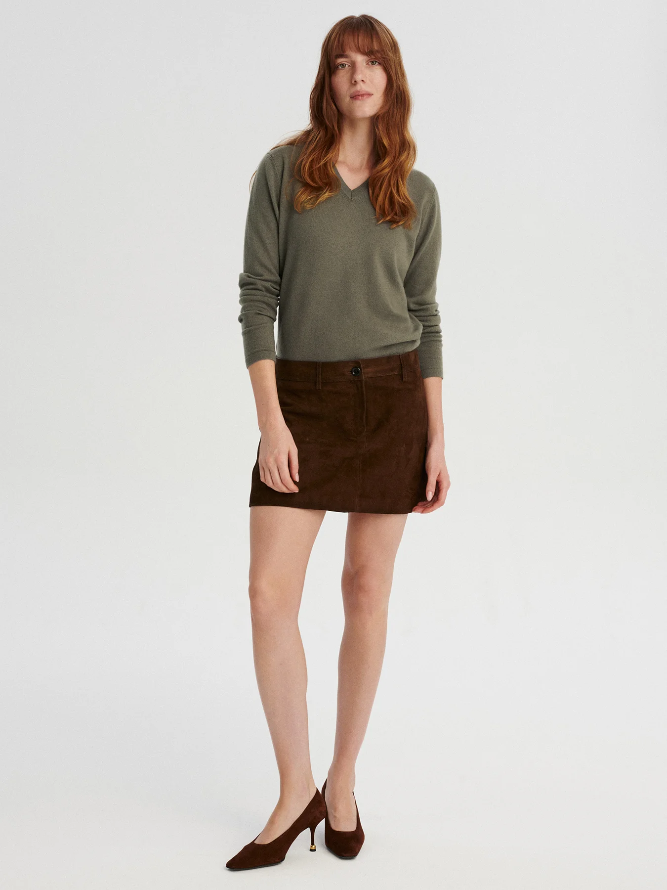 kaszmirowa bluzka z dekoltem w serek w kolorze oliwki