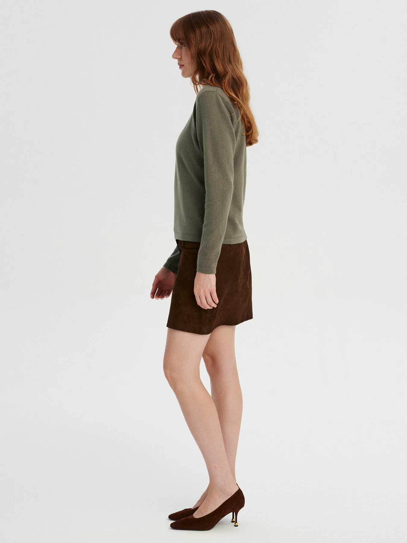 kaszmirowa bluzka z dekoltem w serek w kolorze oliwki